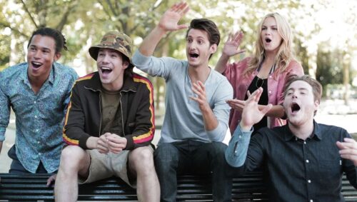 Dans le film Five (2016) avec Pierre Niney, quelle activité exerce son personnage pour s’en sortir financièrement ? 