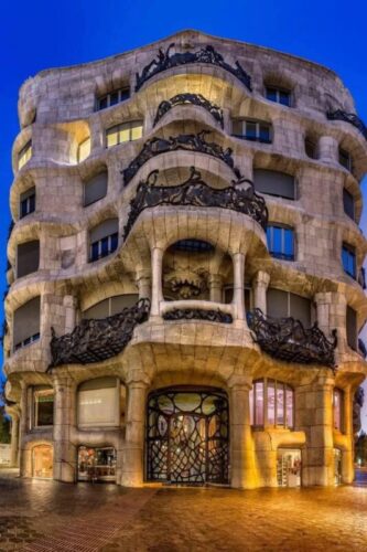 Dans quelle ville espagnole se trouve la casa Milà ? 