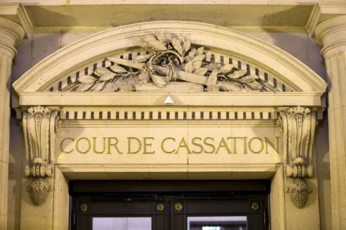 Comment s’appelle une décision rendue par la Cour de cassation ? 