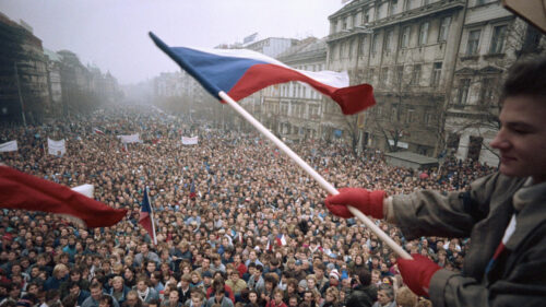 Quel type d’étoffe donne son nom à la révolution en Tchécoslovaquie en 1989 ? 