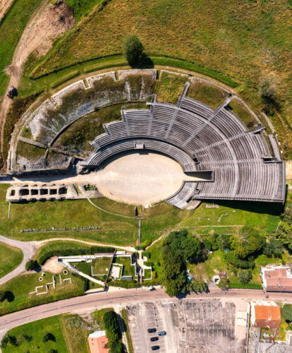 Quel village vosgien est connu pour son amphithéâtre et son site gallo-romain ? 