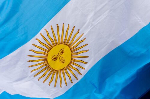 Quel est le nom de l’emblème en forme de soleil sur le drapeau de l’Argentine ? 