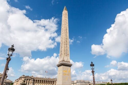 Sur quelle place parisienne se trouve l’obélisque de Louxor ? 