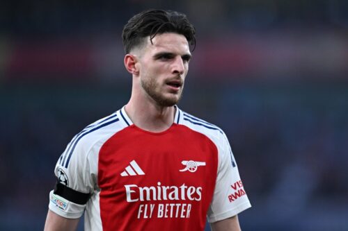Quel est le nom de ce joueur de foot international qui détient en 2025 le record pour un transfert au club d’Arsenal ? 
