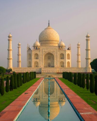 Dans quelle ville indienne se trouve le Taj Mahal ? 