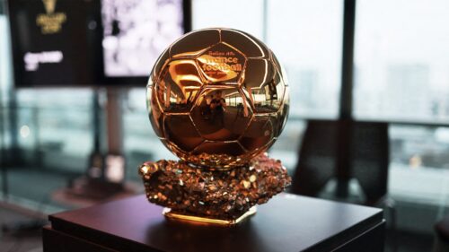 À ses débuts, le Ballon d’or récompensait uniquement les joueurs français ou les joueurs étrangers qui évoluaient dans le championnat français. Vrai ou faux ? 