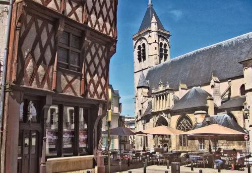 Quel est le nom donné aux habitants de la ville française de Bourges dans le Cher (18) ? 