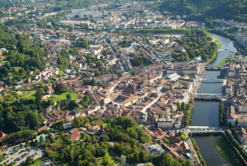 Quel cours d’eau traverse Épinal, la préfecture des Vosges ? 