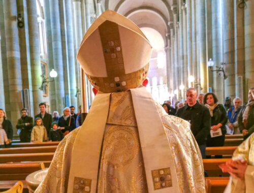Lors de quelle occasion un évêque porte-t-il généralement un vêtement liturgique violet ? 