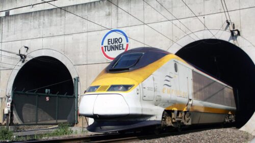 Près de quelle grande ville se situe l'entrée française du tunnel sous la Manche ? 