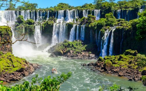 Quel est le nom de ce lieu naturel spectaculaire situé entre le Brésil et l’Argentine ? 