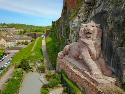 Dans quelle ville française se trouve la sculpture monumentale du Lion de Bartholdi ? 