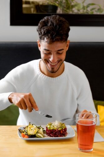En général, combien de temps dure la digestion d’un repas complet chez l’homme ? 