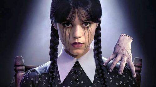 Quel grand réalisateur de cinéma a signé plusieurs épisodes de la série Mercredi autour de la Famille Addams ? 