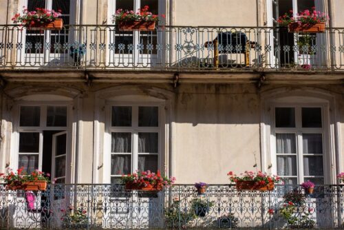 Quelle ville thermale vosgienne est surnommée la ville aux mille balcons ? 