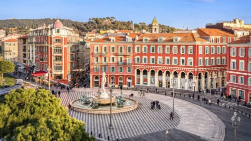 Quel est le nom de la place à Nice où se trouve la Fontaine du Soleil entourée de bâtiments rouges ? 