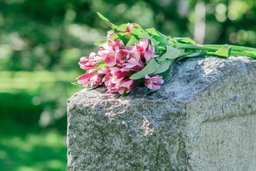 Dans l'Église catholique, la Toussaint célébrée le 1er novembre est la fête des morts pour commémorer tous les fidèles défunts. Vrai ou faux ? 