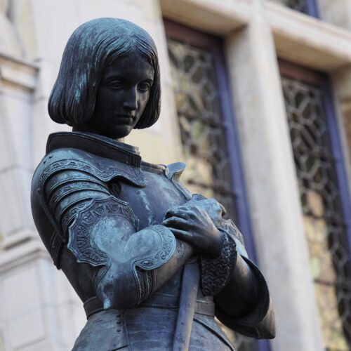 Jeanne d’Arc a été condamnée à mort pour avoir tenté de s’échapper. Vrai ou faux ? 