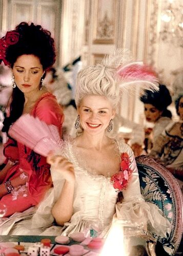 Quelle est la forme originale de la coiffure du XVIIIe siècle nommée La belle Poule et portée par Marie-Antoinette ? 