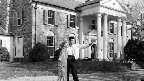 Quel est le nom de la maison d’Elvis Presley à Memphis où il vécut jusqu’à sa mort et qui est devenue aujourd’hui un musée ? 