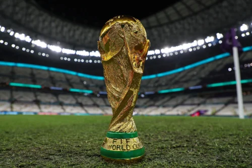 Quelle équipe de football masculin s'est inclinée 3 à 0 face à l'équipe de France le 10 octobre en éliminatoire du mondial 2026 ? 