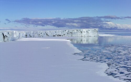 Quelle mer bordant le continent Antarctique porte le même nom qu’un personnage de la série Friends ? 