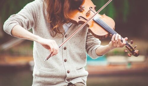 En musique, jouer de manière crescendo signifie jouer de plus en plus doucement. Vrai ou faux ? 