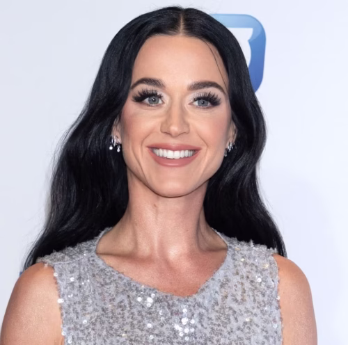 Avec quelle personnalité la chanteuse américaine Katy Perry a-t-elle officialisé une relation amoureuse en octobre 2025 ? 