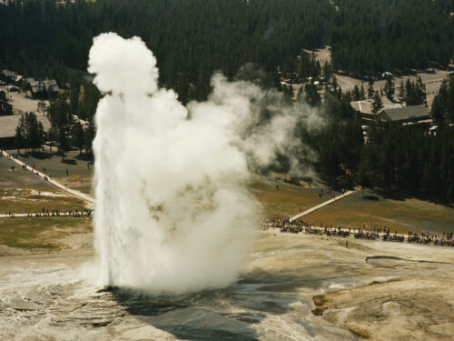 De quelle langue est originaire le mot geyser qui désigne une source d'eau chaude qui jaillit ? 