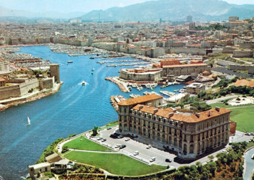 Quel est le nom du palais de Marseille construit par Napoléon III et qui domine le port ? 