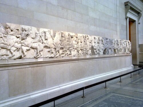Quelle frise fait partie des plus belles collections du musée de l’Acropole en Grèce ? 