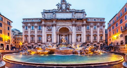 Quel palais de Rome est connu car sa façade supporte la célèbre fontaine de Trévi ? 