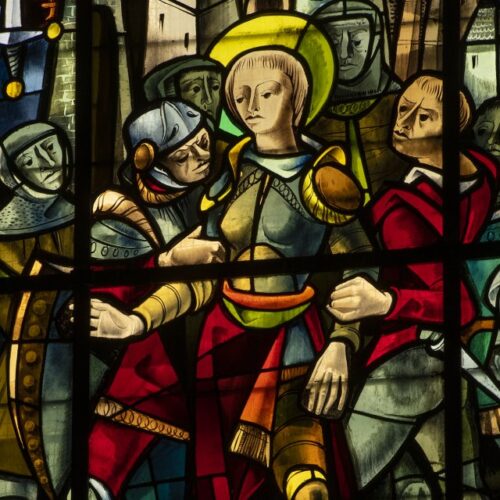 Jeanne d’Arc a eu droit à un procès après avoir été capturée par les Anglais. Vrai ou faux ? 