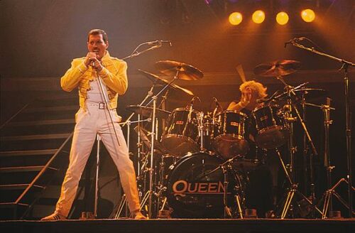 Quel est l’instrument de prédilection du musicien Brian May célèbre pour avoir fait partie du groupe Queen ? 