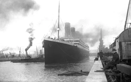 De quelle ville portuaire du Royaume-Uni le RMS Titanic est-il parti lors de son voyage inaugural en 1912 ? 