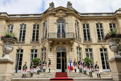 Combien de Premiers ministres se sont succédé en France au cours de l'année 2025 ? 