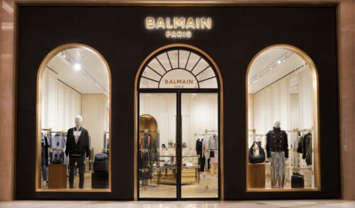Quel styliste français a annoncé en novembre 2025 quitter son poste de directeur artistique de la maison Balmain après 14 ans ? 