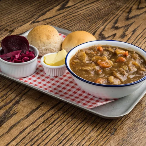 Dans quelle ville anglaise la spécialité est-elle le Scouse, un ragoût à base de bœuf ou d’agneau accompagné de pommes de terre et de carottes ? 