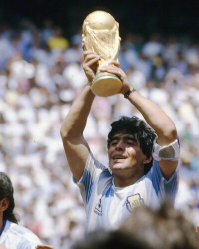 Dans quel club de foot européen le champion de football Diego Maradona a-t-il fait carrière de 1984 à 1992 ? 