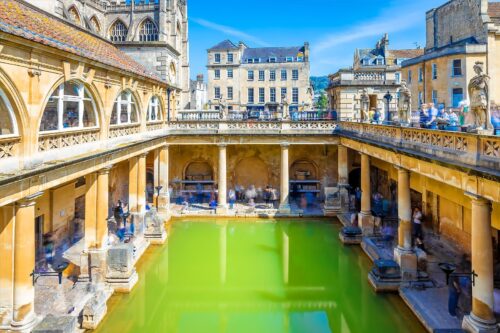 Quelle ville britannique est un lieu thermal reconnu et où les bâtiments sont réalisés avec une pierre jaune caractéristique ? 