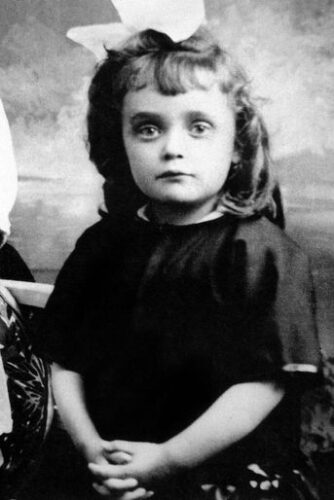 Édith Piaf est surnommée la Môme car elle a fait carrière dans la chanson depuis l’âge de 6 ans. Vrai ou faux ? 