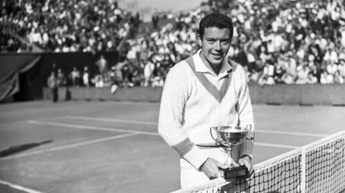 Quel champion de tennis décédé en 2025 avait été le premier Italien à remporter un tournoi du Grand Chelem en 1959 ? 