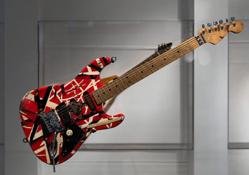 Quel célèbre guitariste a créé la guitare “Frankenstrat” ? 