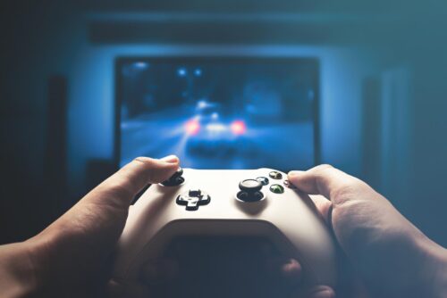 Quel grand studio de jeux vidéo français a annoncé en janvier 2026 des difficultés financières et l'annulation de plusieurs jeux ? 