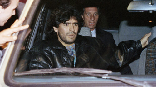 Pour quelle raison Diego Maradona est-il suspendu quinze mois en 1991 par la FIFA ? 