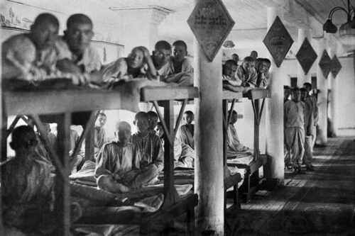 En 1973, quel écrivain soviétique publie “L’Archipel du Goulag” qui décrit la dure réalité au sein des camps de travail emblématiques de l’URSS ? 