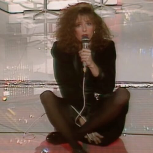 Quel est le titre de la première chanson de Mylène Farmer qui lui permettra de faire ses premiers passages en télé dès 1984 ? 