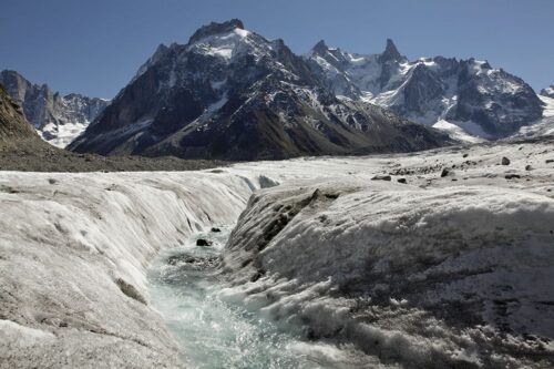 Près de quelle ville des Alpes est située la Mer de Glace, le plus grand glacier de France ? 