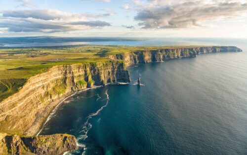 Comment se nomment les falaises spectaculaires irlandaises qui s’élèvent à plus de 200m au-dessus de l’Atlantique et qui constituent le site le plus visité d’Irlande chaque année ? 
