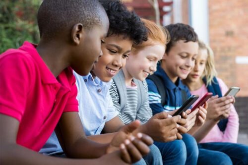 L’Assemblée nationale française a approuvé en janvier 2026 une proposition de loi pour interdire les réseaux sociaux aux jeunes ados. Quel pays a déjà appliqué une mesure similaire pour les moins de 16 ans en décembre 2025 ? 